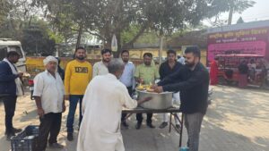 श्री प्रसादम के बैनर तलें सेवा परमो धर्मः  लोढ़ी में जरूरत मंद लोगों मे हुआ खिचड़ी वितरण