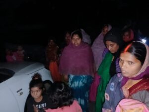 देवनाटोला में तीन दिनों ने बिजली गुल,आक्रोशित ग्रामीणों ने अवर अभियंता की गाड़ी रोकी