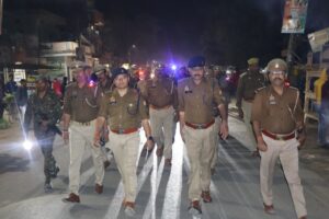 सोनभद्र नगर में पैदल गश्त कर पुलिस अधीक्षक ने परखी सुरक्षा व्यवस्था