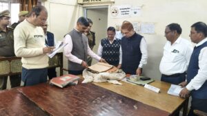 मण्डलायुक्त ने कलेक्ट्रेट, सदर तहसील व नगर पंचायत चुर्क का किया निरीक्षण