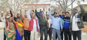 शहीद स्थल पर मलिन बस्ती के निवासियो का सांकेतिक विरोध प्रदर्शन