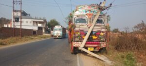 अनियंत्रित ट्रक ने विद्युत पोल में मारी टक्कर