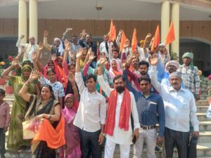 चकरोड पर कब्जे से दर्जनों परिवार का रास्ता बंद, कलेक्ट्रेट पर प्रदर्शन