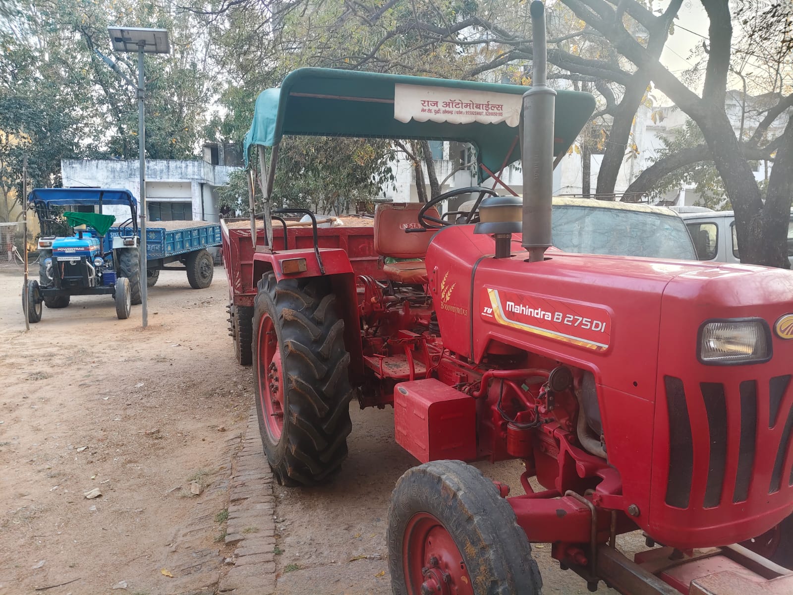 पुलिस ने अवैध बालू का परिवहन करते दो ट्रैक्टर-ट्राली पकड़ा