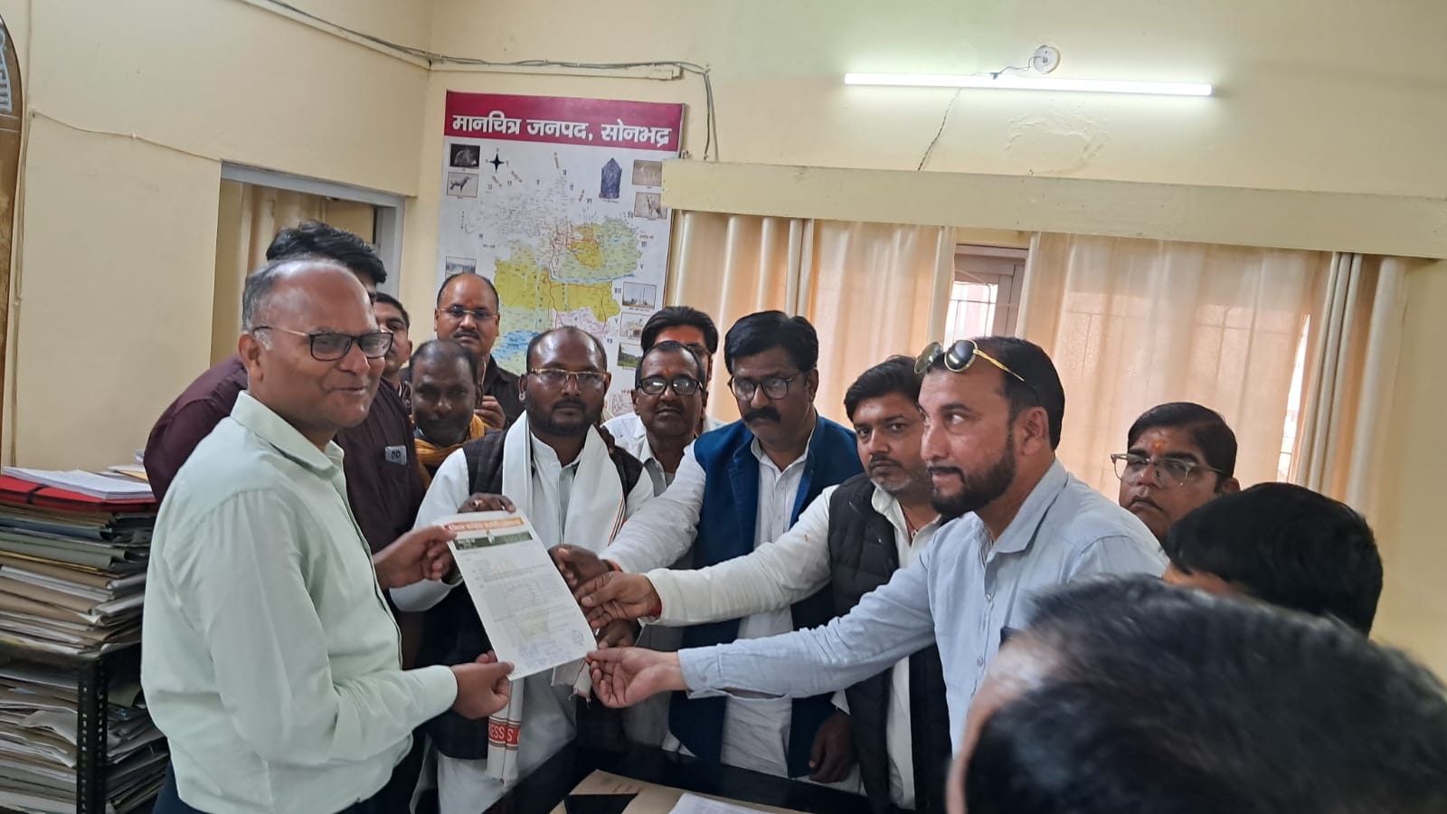 कांग्रेसियों ने जताया  विरोध प्रधानमंत्री नामित सौपा ज्ञापन