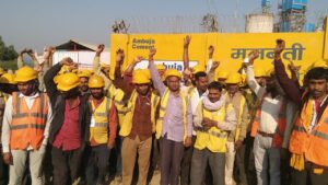 निर्माणाधीन अडानी एसीसी सीमेन्ट प्लांट के श्रमिको का बकाया मजदूरी को लेकर प्रदर्शन