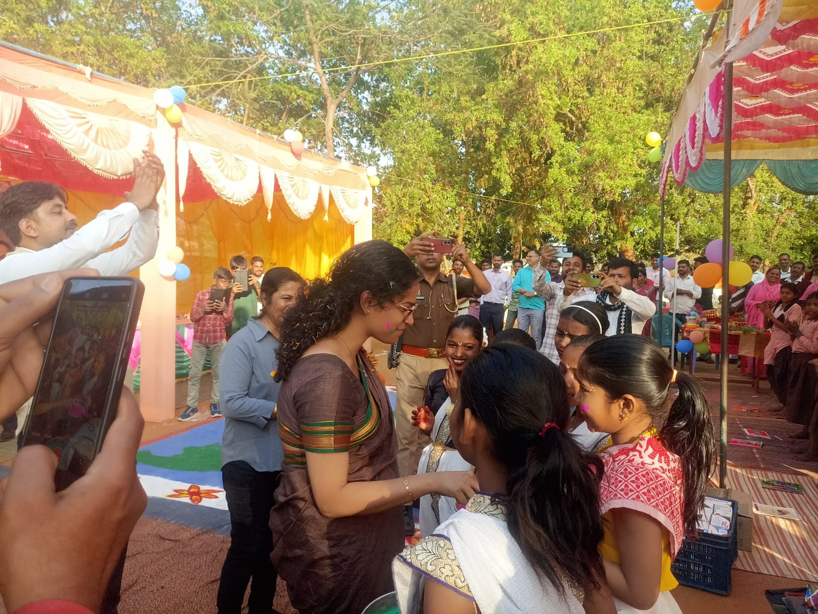 जागृति अवस्थी ने बच्चों संग खेली होली, घघरी विद्यालय में उड़े अबीर-गुलाल