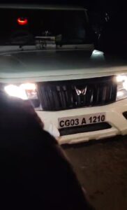 धान खरीद फरोख्त मे ग्राम प्रधान पति पूछताछ करने पहुंची छत्तीसगढ़ पुलिस से ग्रामीणों की नोकझोक