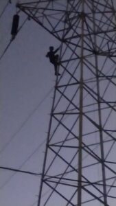 पत्नी की विदाई को लेकर हाईवोल्टेज ड्रामा: टावर पर चढ़ा युवक, पुलिस ने बचाई जान