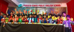 छोटे बच्चों ने आपस में  अबीर गुलाल लगाकर मनाया होली उत्सव