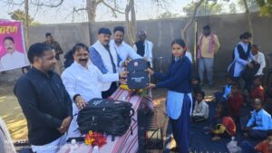 नौगढ़ के लालतापुर में शिक्षा का उत्सव, 300 जरूरतमंद बच्चों को निःशुल्क स्कूल बैग वितरण