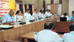 जनकल्याणकारी योजनाओ का लाभ प्राथमिकता के आधार पर पात्रों को मिले: मण्डलायुक्त