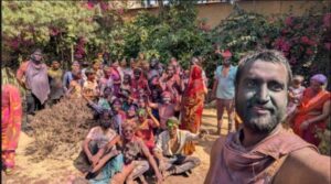 गांव में जमकर खेली गई होली, उड़ाए गए अबीर-गुलाल