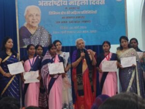 राजभवन में सम्मानित हुई सोनभद्र की सोया मिल्क पनीर उत्पादक महिलाएं