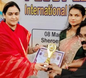 लखनऊ मे सोनभद्र की कविता यादव को मिला सम्मान