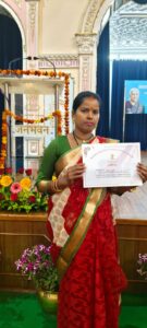 नमकीन उत्पादन में सोनभद्र समूह  की दो महिलाओ को राज्यपाल ने किया सम्मानित