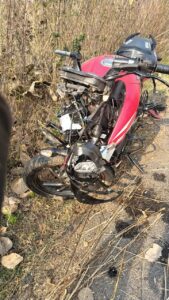 म्योरपुर में पिकअप और बाइक की टक्कर, दो युवक घायल