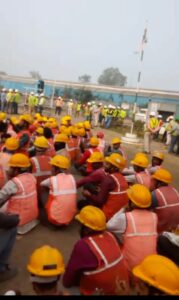एनटीपीसी रिहंद में काम के विरोध में श्रमिकों का हंगामा, कंपनी के आश्वासन के बाद शांत हुआ विवाद