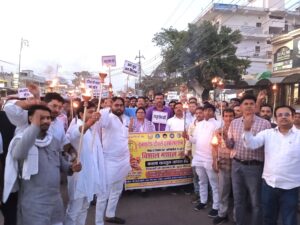 टेट अनिवार्यता के विरोध में शिक्षकों ने निकाला मशाल जुलूस,आंदोलन जारी रखने की चेतावनी