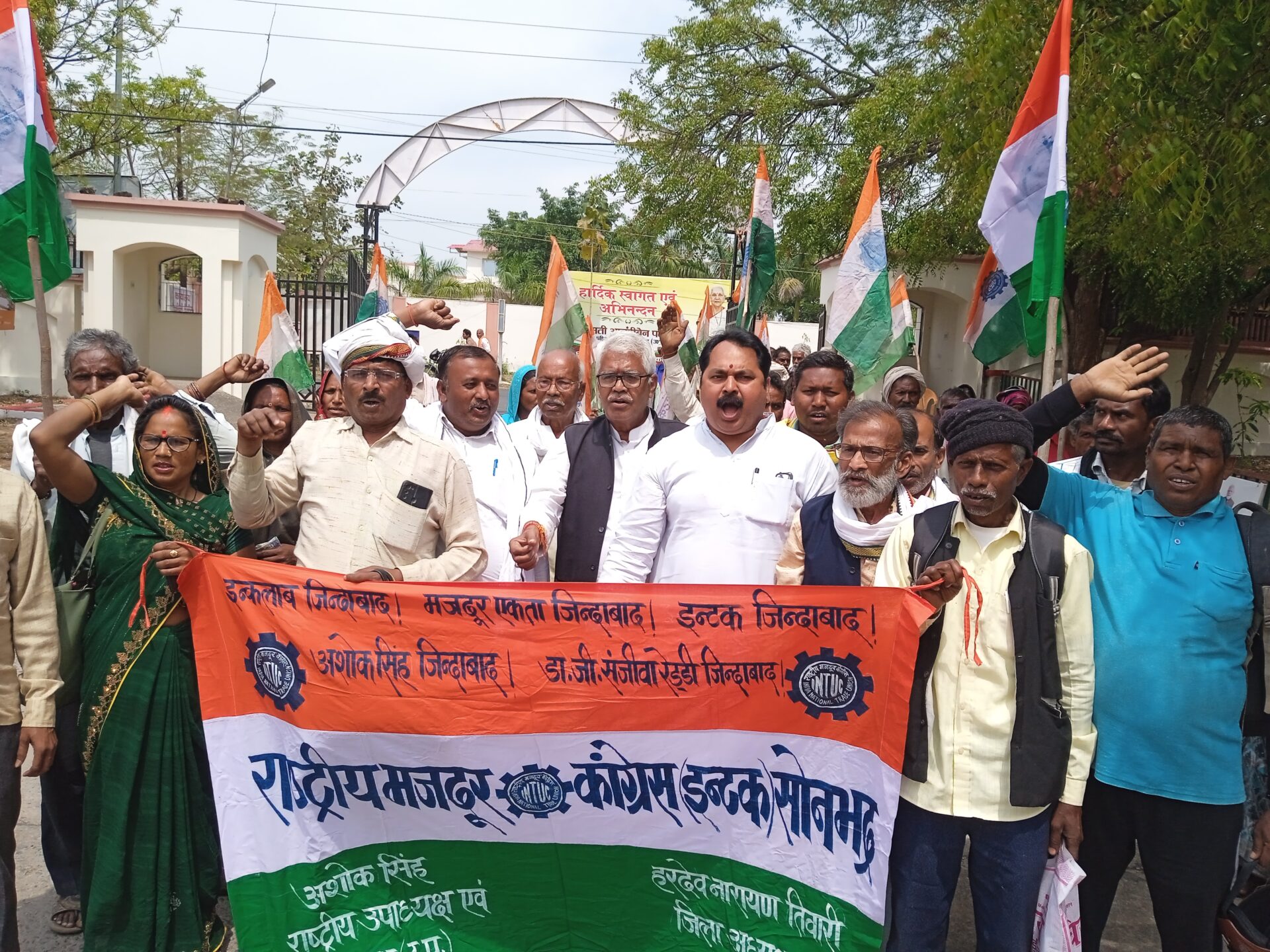 जोगीडीह प्राइमरी स्कूल पर मतदान केंद्र बनाने की मांग