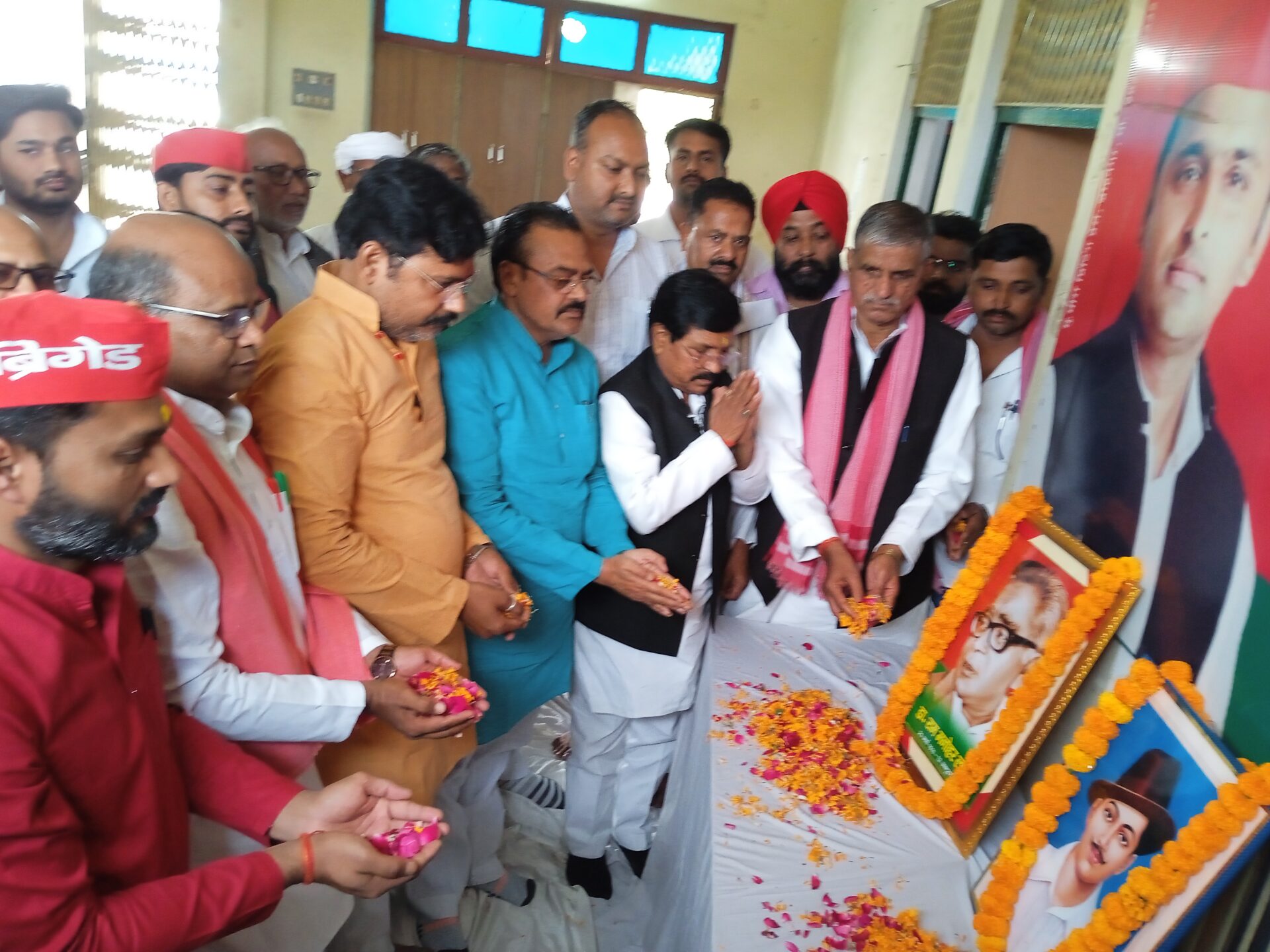 सपाइयो ने डॉ. राम मनोहर लोहिया की जयंती व भगत सिंह का मनाया शहादत दिवस