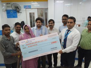 सोनभद्र: मृतक आश्रित परिवार को मिला 2 लाख का चेक