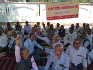 सेवानिवृत्त शिक्षकों का विरोध प्रदर्शन, पेंशन वैधता अधिनियम के खिलाफ आक्रोश