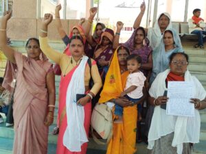 समूह सखियों ने मानदेय सहित समस्याओं को लेकर किया प्रदर्शन