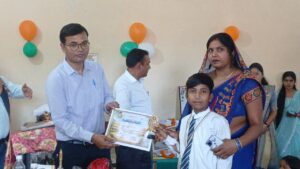 मेधावियों का सम्मान, पुष्पवर्षा से छात्राओं का स्वागत, शिक्षा का उत्सव