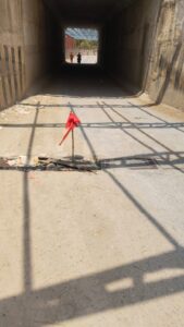 रेलवे अंडरपास बना हादसों का अड्डा, सड़क के बीच निकला सरिया बना खतरा