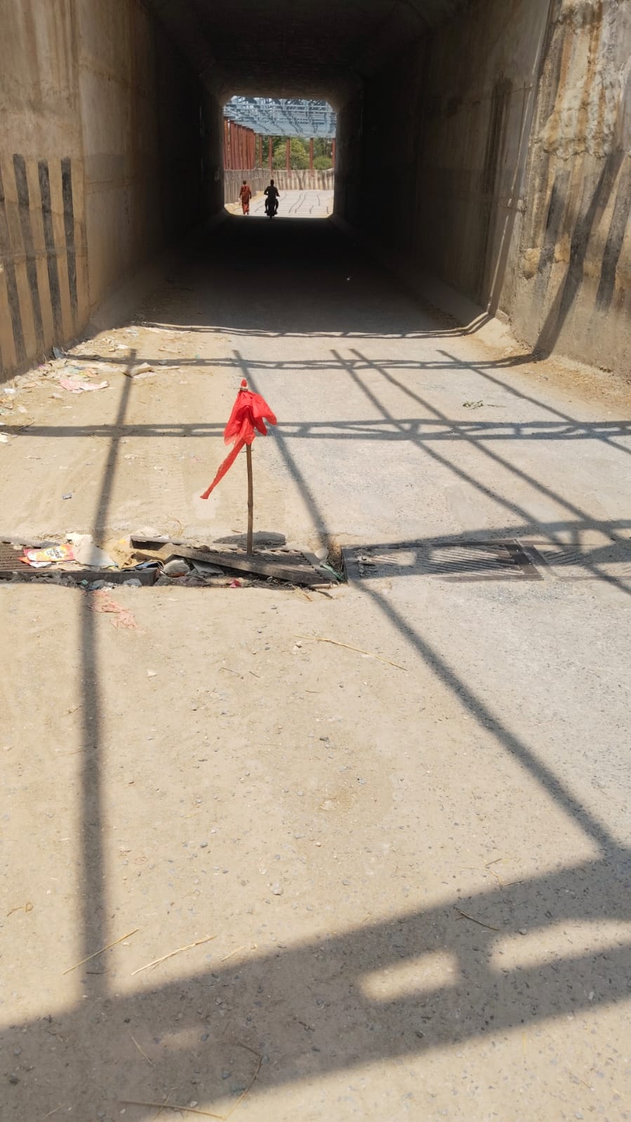 रेलवे अंडरपास बना हादसों का अड्डा, सड़क के बीच निकला सरिया बना खतरा