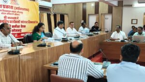 ग्रामीण इलाको में पेयजल की समस्या न हो इसके लिए नियमित करे निगरानी: मण्डलायुक्त