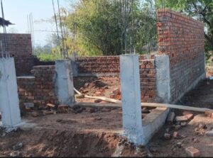 म्योरपुर स्थानीय ब्लॉक क्षेत्र के विद्यालय मे खराब ईंट के प्रयोग पर नाराजगी