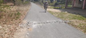 जल जीवन मिशन द्वारा सड़क पर किए गए गड्डे से सड़क हुई क्षतिग्रस्त