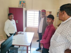 ग्राम पंचायत भवन परिसर में गंदगी देख भड़के बीडीओ, पंचायत सहायक को लगायी फटकार