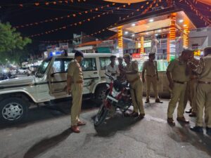 ट्रैफिक नियम तोड़ने वालों पर पुलिस सख्त, 25 वाहनों का चालान