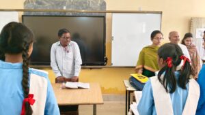 नीति आयोग के नोडल अधिकारी बने शिक्षक, छात्राओ को दी निरंतर मेहनत की शिक्षा