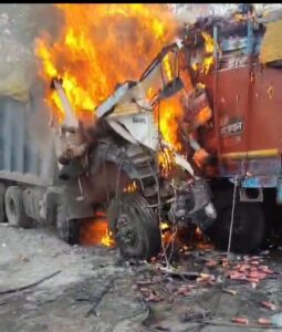 नेशनल हाइवे पर बड़ा हादसा: हाइवा और ट्रक की टक्कर, आग में जिंदा जले चालक- खलासी