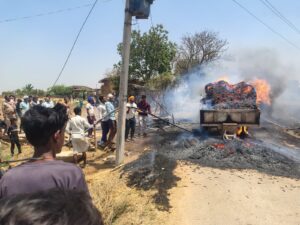 शार्ट सर्किट से ट्रैक्टर ट्राली पर लदा गेंहू का बोझ जला, दो मवेशी झुलसे