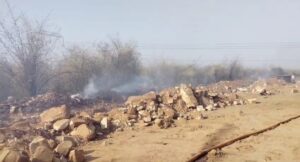 वाटर पाइप लाइन की खुदाई करते समय पत्थर से निकली चिंगारी, बनी आग का गोला, धूं-धूं कर जला जंगल