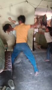छोटे भाई ने पत्नी-बेटे संग मिलकर बड़े भाई को बेरहमी से पीटा, वीडियो वायरल