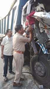 खड़ी ट्रेलर में हाइवा ने मारी टक्कर, चालक हुआ घायल