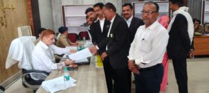 साहब…स्कूली बच्चों की सुरक्षा का है सवाल, अधिवक्ता परिषद ने डीएम से लगाई गुहार