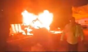 दो कार में ट्रक ने मारी टक्कर, वाहनो में लगी आग,6 लोगो के जिंदा जलने की संभावना