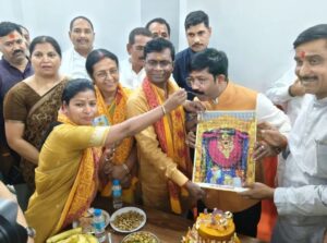 11 लोगो की मौत पर शोक में डूबा जिला, केक काट रहे प्रभारी मंत्री और जनप्रतिनिधि