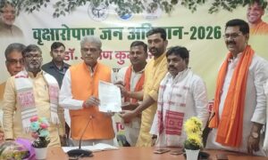 वन मंत्री को डाला मण्डल अध्यक्ष ने सौंपा ज्ञापन