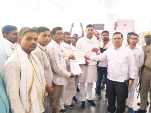 छह सूत्री मांगों को लेकर बीज एवं कीटनाशक व्यापारियों का विरोध प्रदर्शन, डीएम को सौंपा ज्ञापन