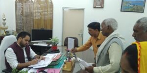 किसानों की समस्याओं को लेकर अखिल भारतीय किसान सभा ने डीएम को सौंपा ज्ञापन