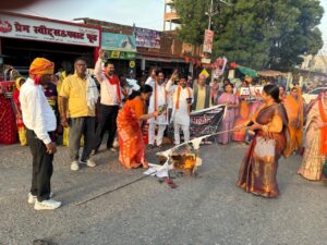   नारी शक्ति जन आक्रोश सम्मेलन,  चोपन मंडल के मारकुंडी बैराज मोड़ पर फुका पुतला