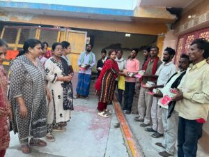 मज़दूर दिवस की पूर्व संध्या पर राणी सती दादी भक्त महिला मंडल ने किया श्रमिक सम्मान